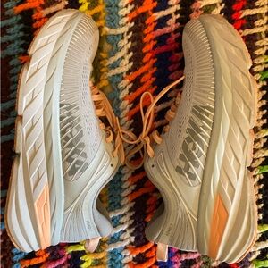 women’s hoka one one bondi 7